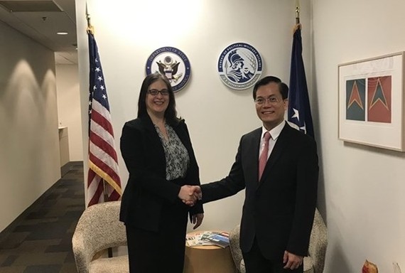 越南外交部副部长何金玉（右）与美国国务院负责政治和军事事务的助理国务卿洁西卡路易斯。（图：越通社）
