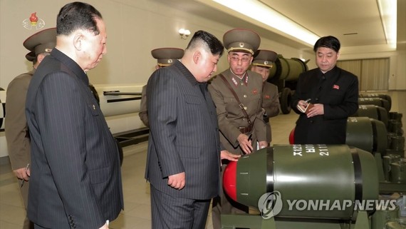朝鲜国务委员会委员长金正恩指导核武器研发项目。（图：韩联社）