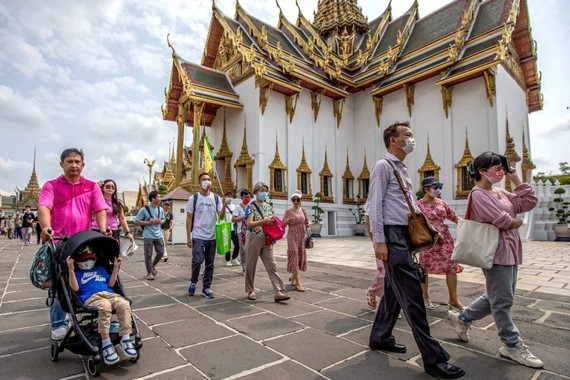 2月7日，游客在泰国曼谷大王宫景区游览。（图：新华社）