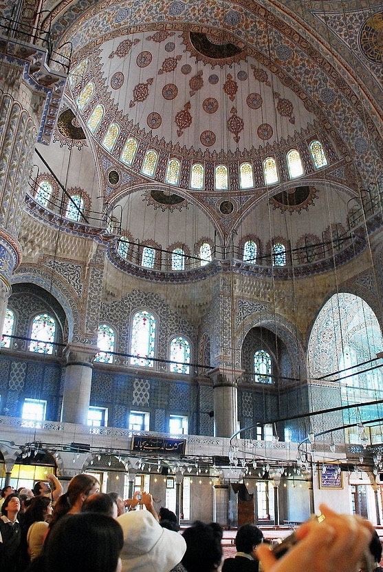 游客被蓝色清真寺内精美彩绘与壮丽穹顶吸引。 