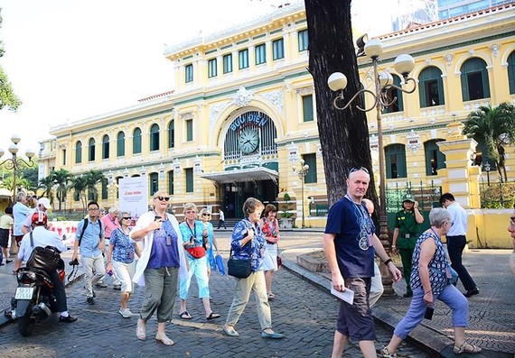 国际游客在胡志明市中心区观光。（图：明珠）