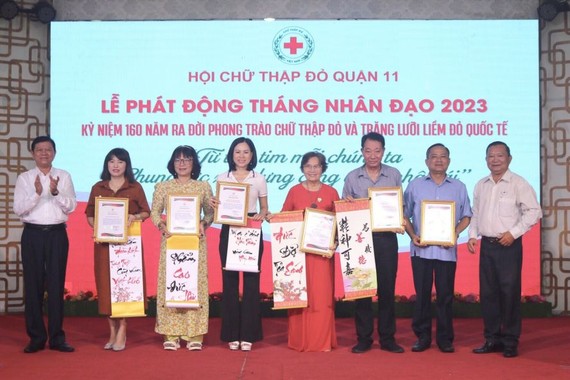 市红十字会副主席阮煌恩（右一）第十一郡郡委常务副书记阮曾明（左一）向各热心单位颁发感谢状。