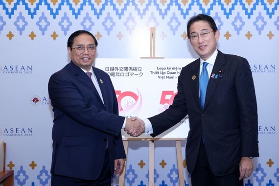 图为 2022年11月13日，在柬埔寨首都金边，政府总理范明政（左）与日本首相岸田文雄出席第40届及第41届东盟峰会会面时握手合影。（图：VGP）