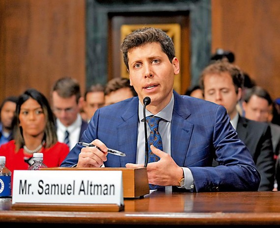 OpenAI行政总裁阿尔特曼16日出席美国国会听证会，探讨AI风险及监管。（图：AP）