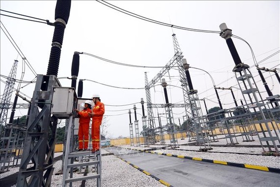 第一输电公司员工检查春梅220千伏变压站设备。