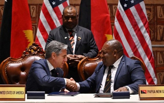 巴布亚新畿内亚防长达基（右）与美国国务卿布林肯签署协议，巴布亚新畿内亚总理马拉佩见证签署。（图：法新社）