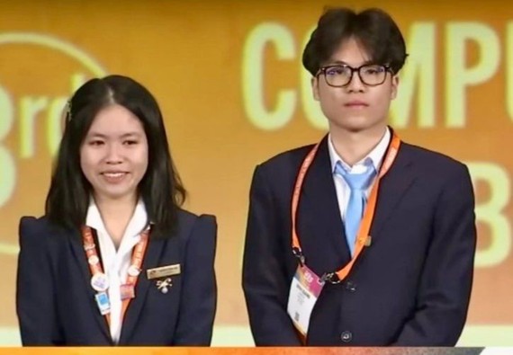 荣获 REGENERON ISEF 2023三等奖项的阮氏梅英（左）和阮平江。（图：视频截图）