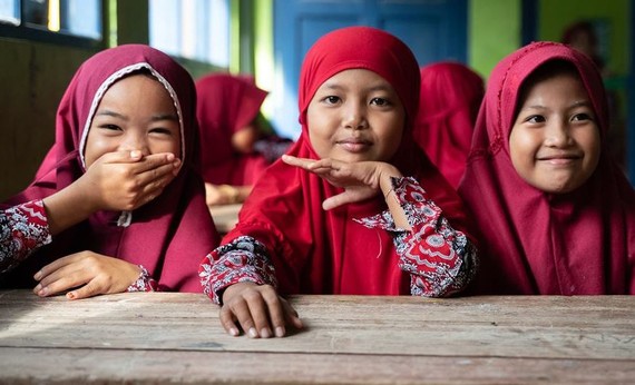 在印度尼西亚的一所小学，女孩们等待轮到她们接种疫苗。（图：儿基会）