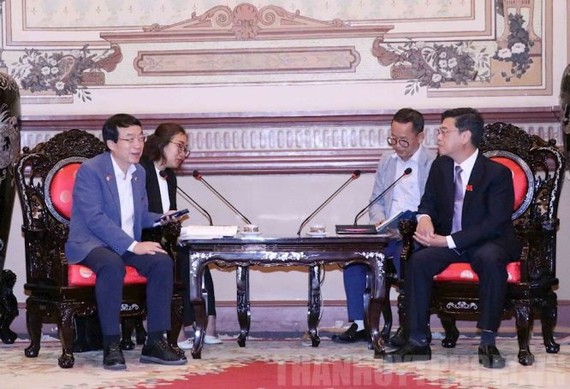 市人民议会副主席阮文勇（前右）接见韩国仁川广域市议会议长许植。（图：市党部新闻网）