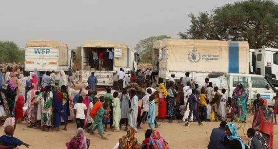 乍得的苏丹难民接受世界粮食计划署的粮食援助。（图：联合国）