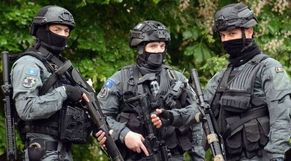 科索沃的防暴警察26日在塞族占多数的城镇兹韦钱市站岗。（图：互联网）