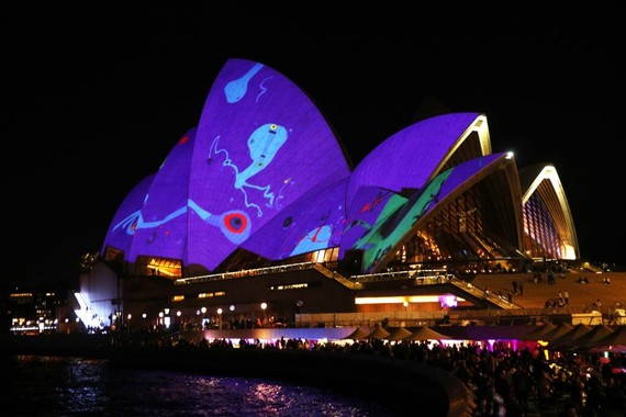 当地时间2023年5月26日晚，澳大利亚悉尼，为期三周的悉尼灯光秀（Vivid Sydney）节日活动开始点亮悉尼，艺术展览、3D灯光投影和现场表演给这座城市的夜晚带来迷人的色彩。（图：互联网）