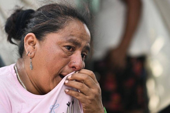 5月16日，一名移民在美墨边境城市墨西哥雷诺萨的一处收容所内落泪。（图：新华社）
