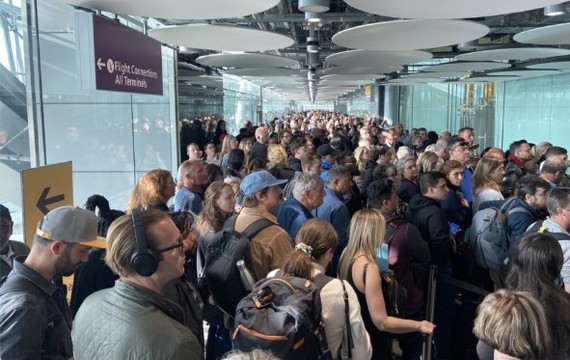 网民抱怨希斯路机场大混乱。（图：推特）