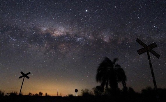 据英国《卫报》报导，随着光污染加剧，夜空被照亮的程度逐年加强，20年后的人类仰望夜空，可能再也看不见恒星。（示意图：互联网）