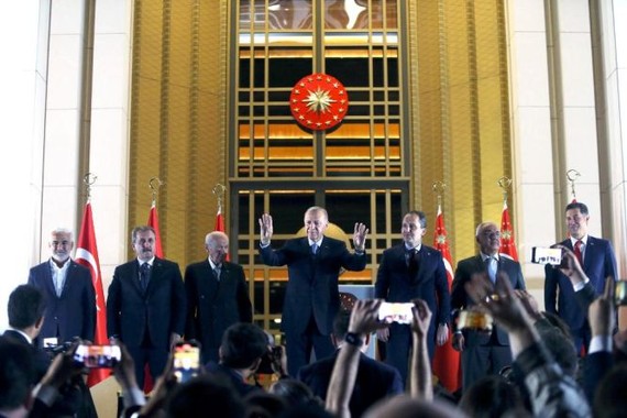 5月29日凌晨，土耳其总统埃尔多安(中)在安卡拉向人们致意。（图：新华社）