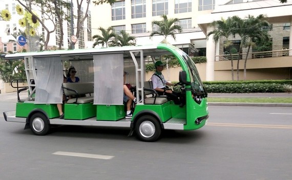 在居民区活动的电动车。