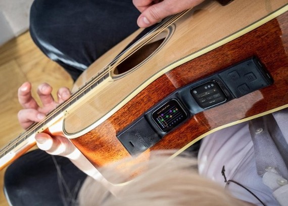 用家把智能设备贴在吉他上便能立刻使用。