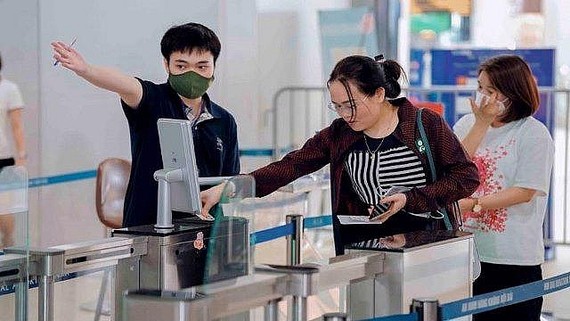 乘坐国内航班的乘客在机场以2级电子定名账户方式办理登机手续。（图：富安）