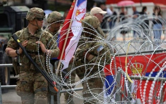 由美军组成的北约维和部队 5月31日在科索沃一个市政厅外驻守。（图：路透社）
