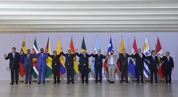5月30日，在巴西首都巴西利亚，南美洲12国领导人合影。（图：互联网）