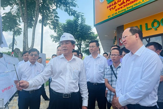 市委副书记阮胡海视察50号国道整饬、拓宽项目进度。