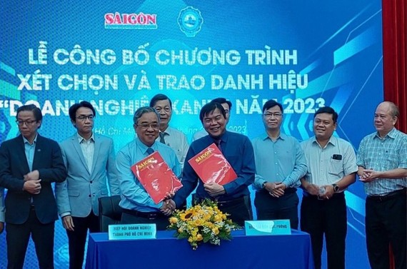《西贡解放报》与市商会签署合作备忘录。