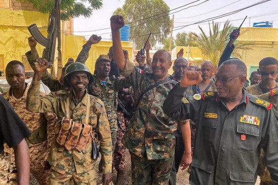 苏丹武装部队和快速支援部队于5月30日作出了最新的停火承诺，但战斗再次爆发。图为苏丹军队首长布尔汉（右二）在访问喀土穆的一些阵地时与士兵一起欢呼。（图：AFP）