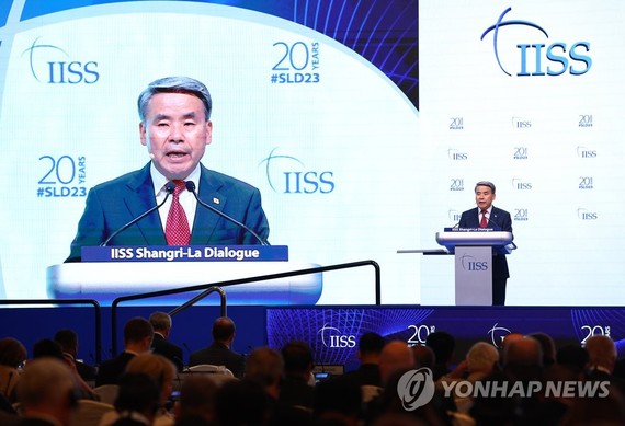 6月3日，在新加坡香格里拉酒店，韩国国防部长官李钟燮出席第20届亚洲安全会议（香格里拉对话会）全体会议并发表讲话。（图：韩联社）