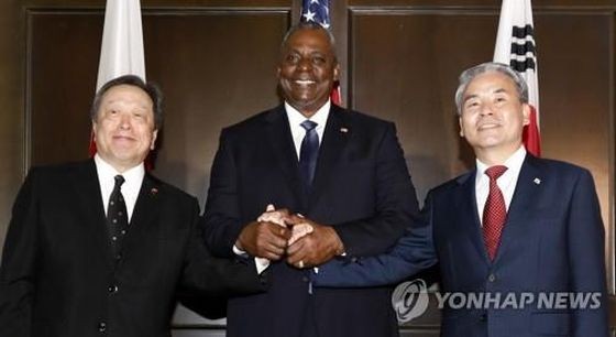 6月3日，在新加坡，韩国防长李钟燮（右起）同美国国防部长劳埃德·奥斯汀、日本防卫大臣浜田靖一举行会谈。图为韩美日防长握手合影。（图：韩联社）