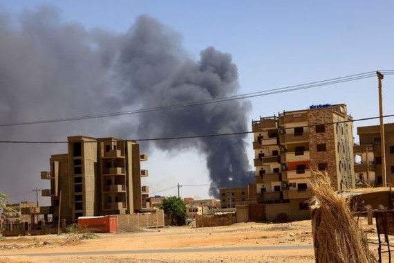 在苏丹喀土穆北部，苏丹武装部队与快速支援部队发生冲突期间，空中轰炸后浓烟从建筑物上空升起。照片拍摄于 2023年5月1日。（图：路透社）