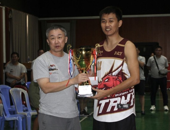 大亚越南公司副董事长沉尚道（左）向大亚A球队代表颁发冠军盃。