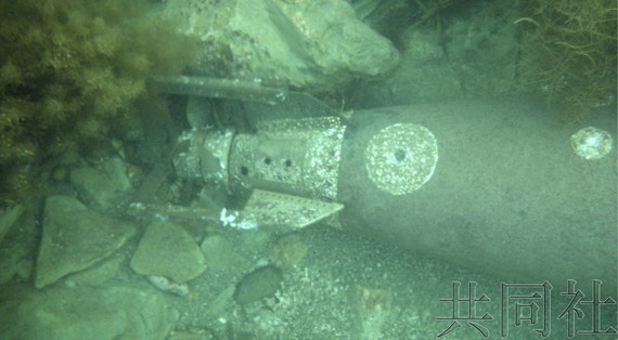 图为在岛根县隐岐之岛町大久渔港附近发现的类似鱼雷物体。（图：共同社）