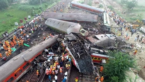 2日晚发生在印度东部奥迪沙邦的列车脱轨相撞事故已造成至少288人死亡，另有800多人受伤，其中56人伤势严重。（图：互联网）