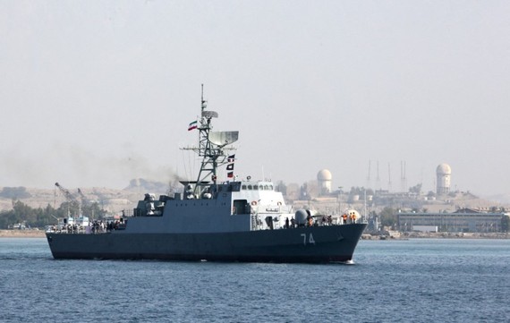 伊朗战舰在霍尔木兹海峡参加演练。（图：互联网）