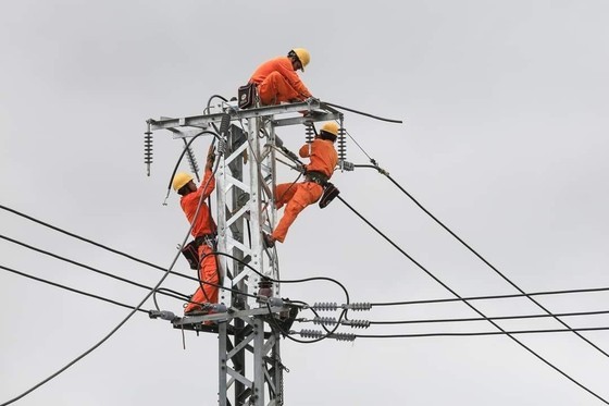 电力人员维修电网。（图：文福）