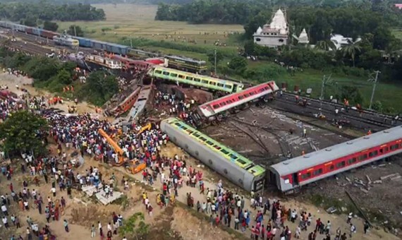 2023年6月3日，从高处拍摄的视频片段，展示了在印度巴拉索尔附近发生的三列火车相撞事故现场。（图：AFP）