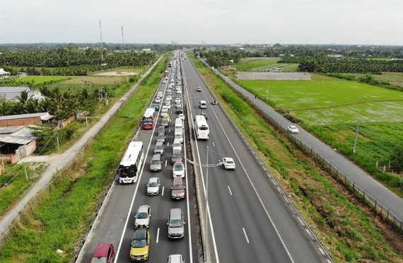 现况的本市-忠良高速公路经常发生交通拥堵现象。（图：卯长）