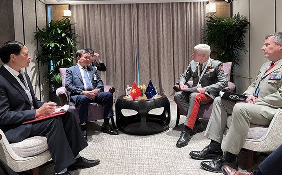 越南国防部副部长黄春战上将和欧盟军事委员会主席罗伯特‧布里格尔大将举行双边会晤。（图：人民军队报）