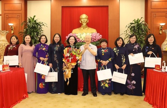 党中央总书记阮富仲向第十五届国会女代表赠送礼物。（图：越通社）