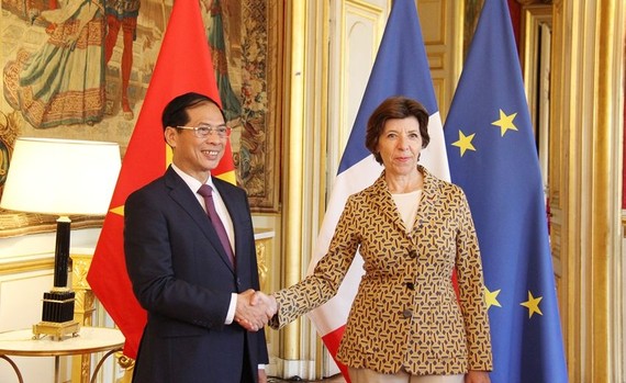 法国欧洲和外交部部长卡特琳‧科隆纳迎接越南外交部长裴青山。