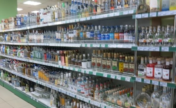 图为俄罗斯一超市货架上摆满各种各类酒精饮料。（图：互联网）