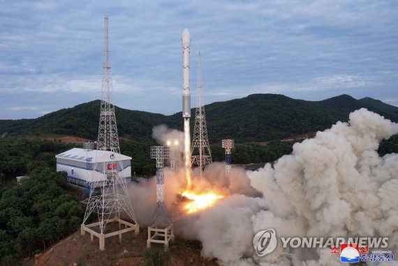朝中社6月1日刊登了前一日朝鲜在平安北道铁山郡东仓里新发射场利用新型卫星运载火箭“千里马-1”型发射军事侦察卫星“万里镜-1”号的图片。该运载火箭因发动机故障坠入半岛西部海域。朝鲜国家宇宙开发局在发射2小时30分钟后就对外宣称发射失败。（图：韩联社/朝中社）