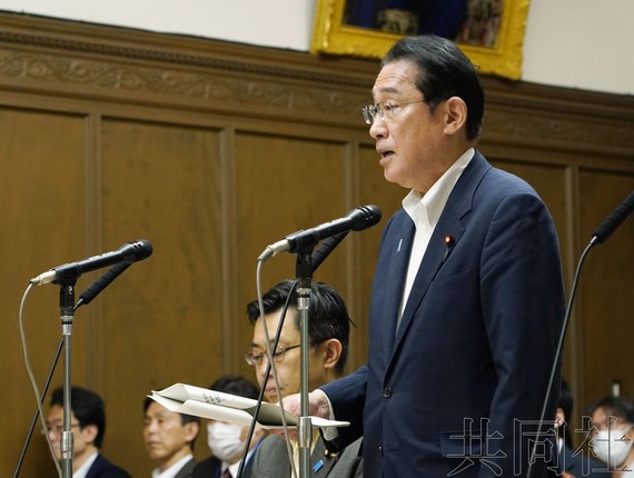 6月8日，日本首相岸田文雄在参院财政金融委员会上答辩。（图：共同社）