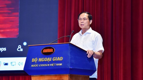 外交部长裴青山在研讨会开幕式上致辞。