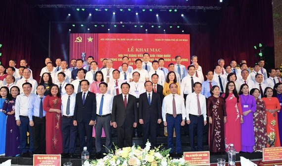 胡志明国家政治学院院长阮春胜教授、博士、市委书记阮文年与各考生合照。