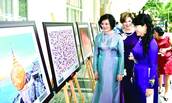 阮春福總理夫人陳月秋(右)參觀盛會的圖片展。