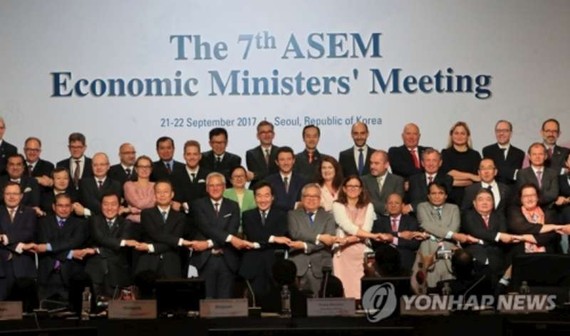 9月22日下午，在首爾COEX會展中心，ASEM經濟部長會議開幕，51個成員國的部長和副部長級人士合影留念。（韓聯社）