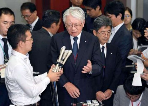 日本神戶製鋼董事長兼社長川崎博回答媒體的採訪。 