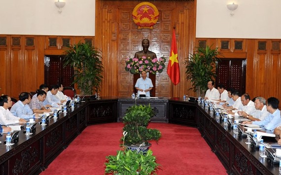 政府總理阮春福與越南油氣集團黨委、領導班子舉行會議。